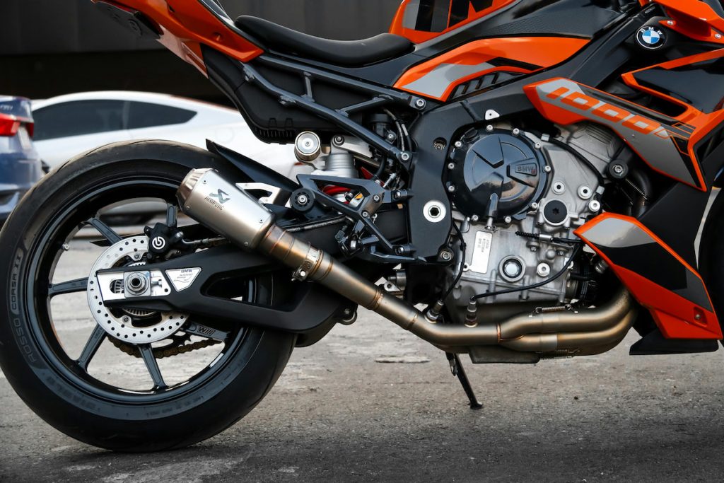 Detalle del escape de una BMW S 1000 RR