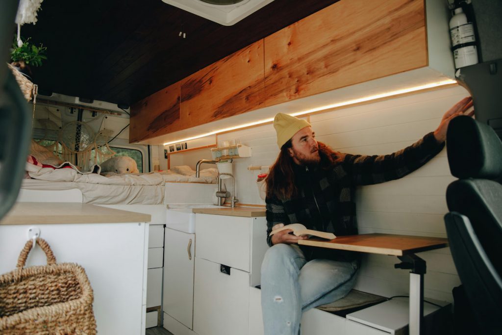 Interior de furgoneta camper con muebles para homologar