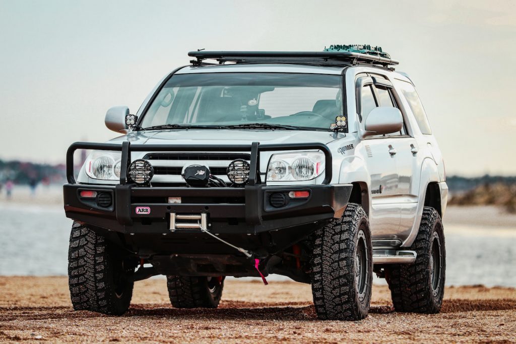 Toyota 4Runner de cuarta generación en color gris con defensa homologada