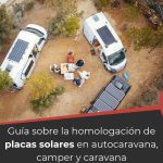 Camper y autocaravanas acampando en el bosque con placas solares en el techo