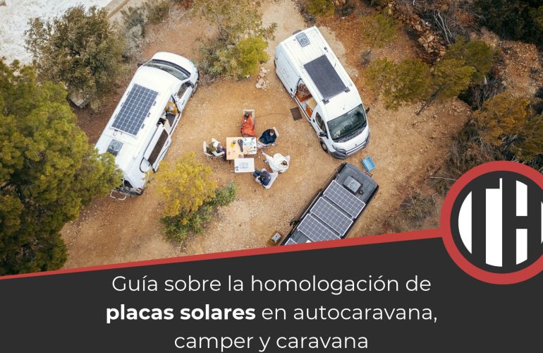 Camper y autocaravanas acampando en el bosque con placas solares en el techo
