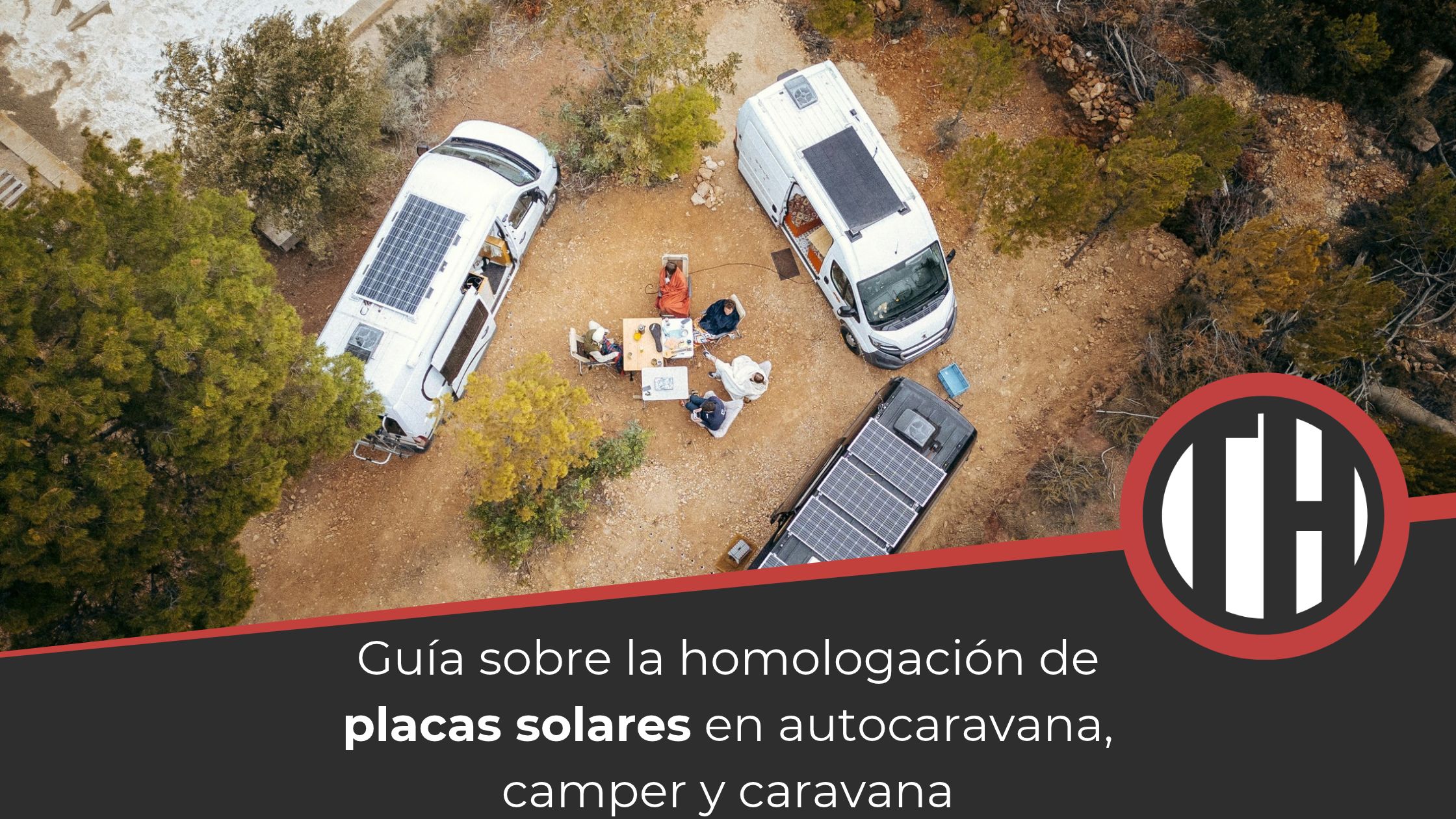Camper y autocaravanas acampando en el bosque con placas solares en el techo