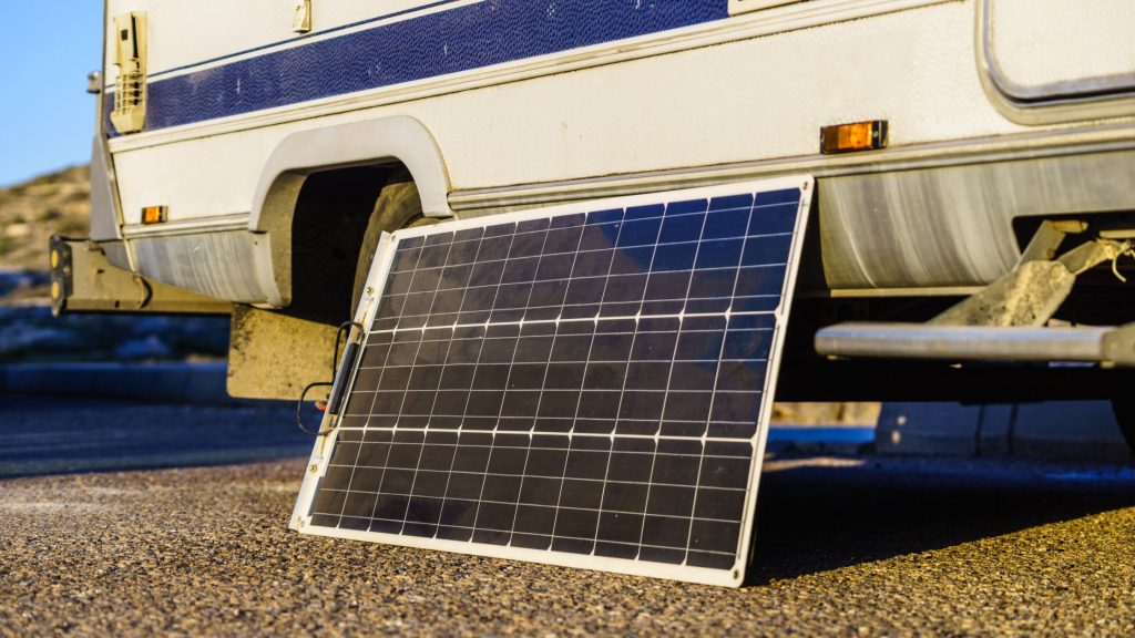 Placa solar apoyada sobre Caravana