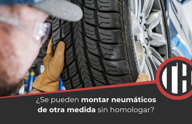 Hombre montando un neumático de diferente tamaño en su coche