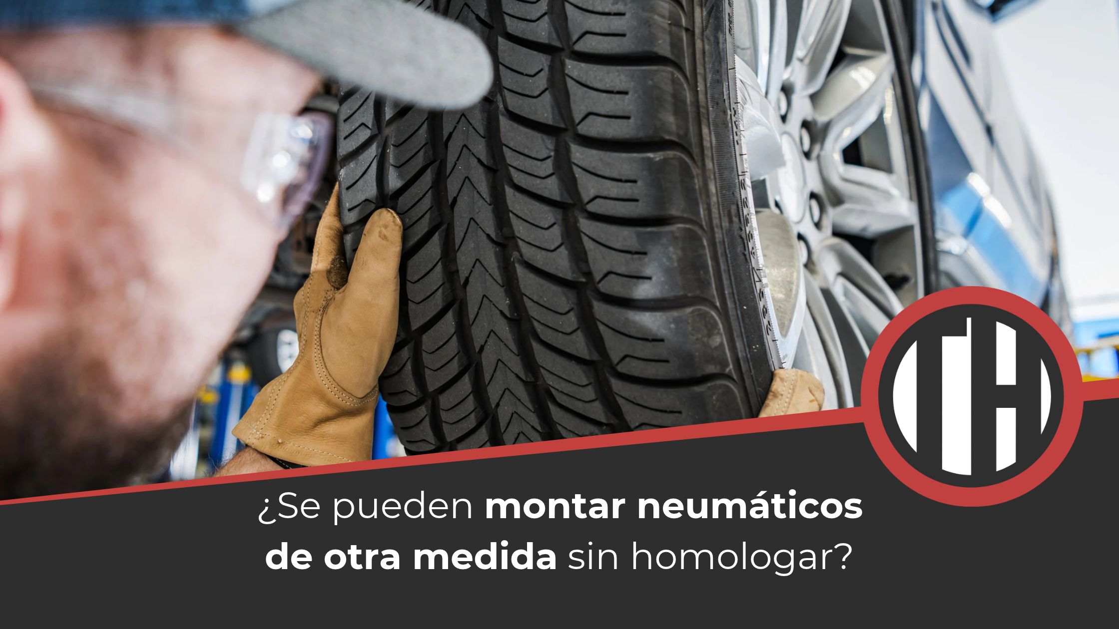 Hombre montando un neumático de diferente tamaño en su coche